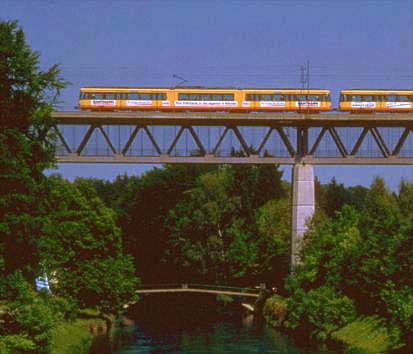 Karlsruher Stadtbahn auf der Großhessloher Brücke